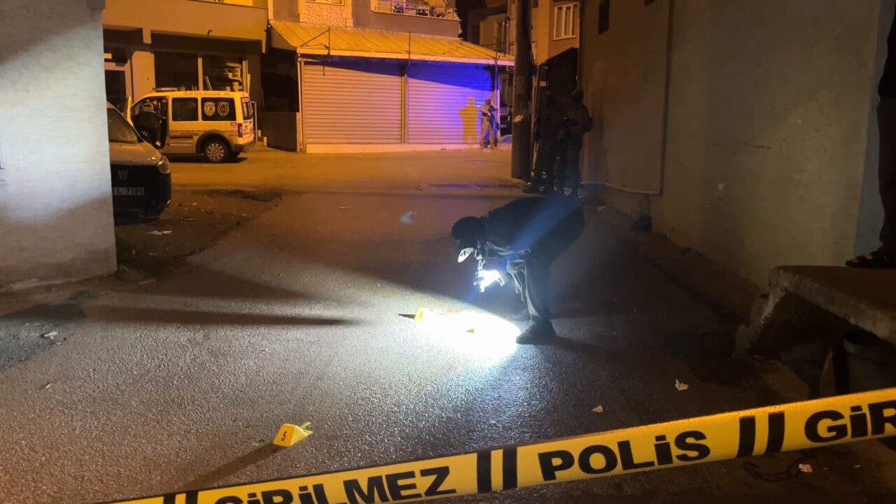 Bursa’nın Yıldırım ilçesinde iki grup arasında çıkan tartışma silahlı kavgaya