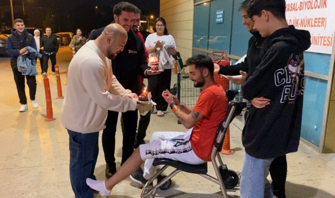 Doğum gününe giderken kaza geçirdi, pastasını acilde kesti Bursa’nın İnegöl ilçesinde iki otomobilin çarpıştığı kazada yaralanan genç