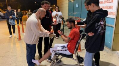 Bursa’nın İnegöl ilçesinde iki otomobilin çarpıştığı kazada yaralanan genç