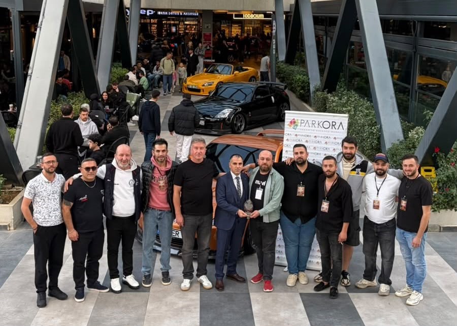 Bursa’da düzenlenen modifiye araç sergisinde otomobiller tasarımlarıyla ilgi gördü. BURMOS