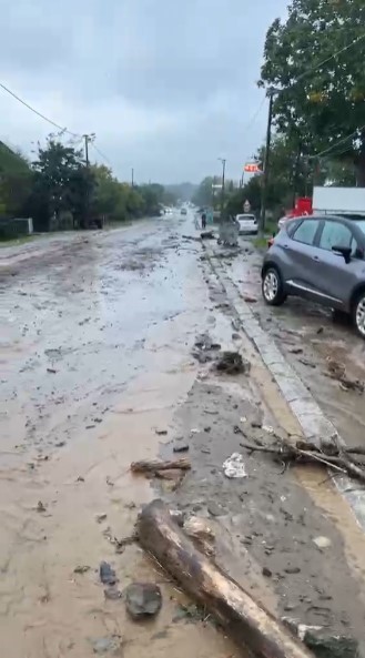 Bursa’nın Karacabey ilçesinde yaşanan dere taşkınının ardından ekipler bölgede çalışma