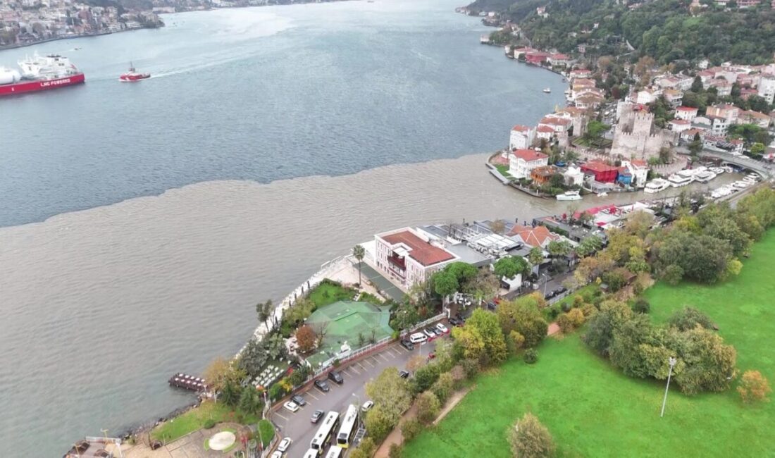 Sağanak sonrası İstanbul Boğazı iki renge büründü İstanbul’da etkili olan sağanak yağışın ardından derelerden Boğaz’a taşınan çamur,