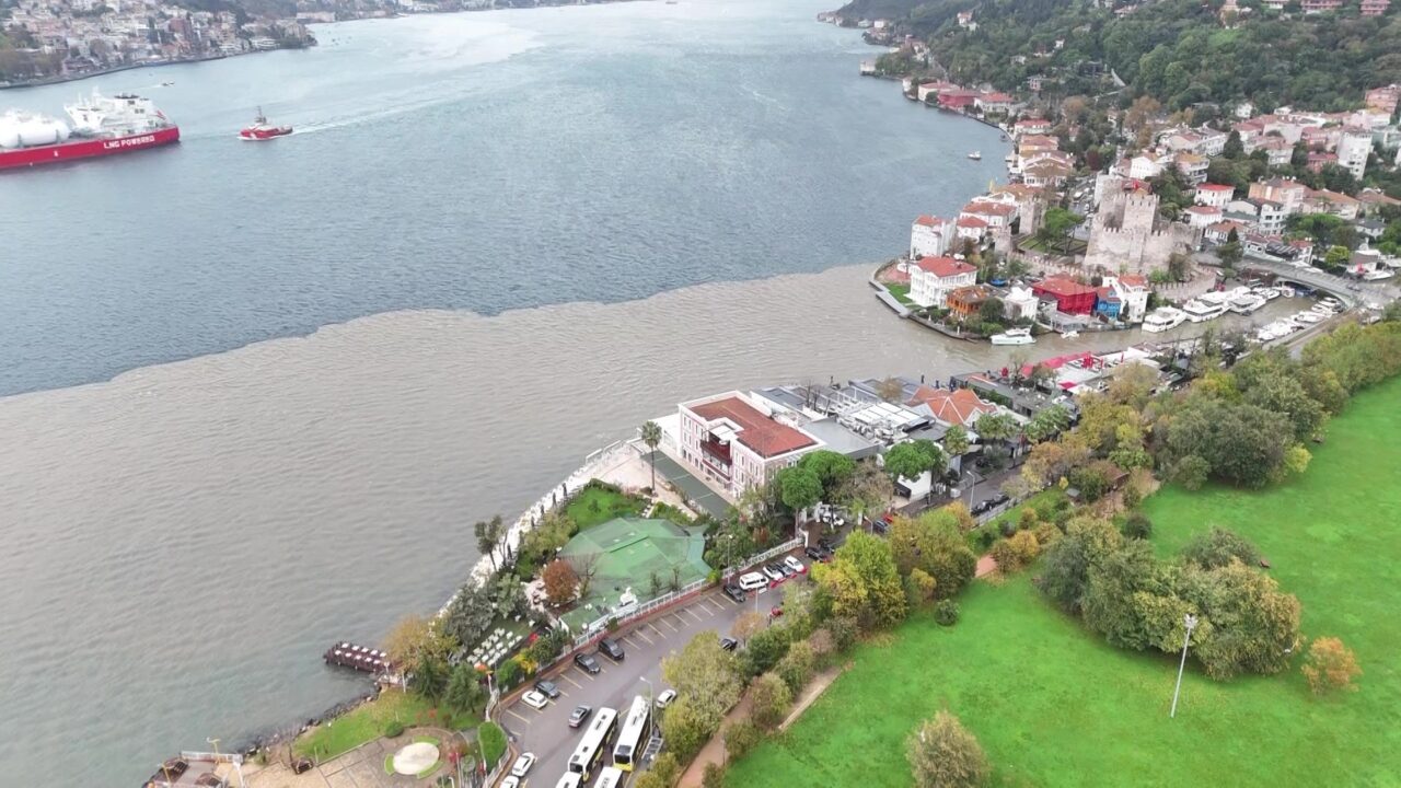 İstanbul’da etkili olan sağanak yağışın ardından derelerden Boğaz’a taşınan çamur,