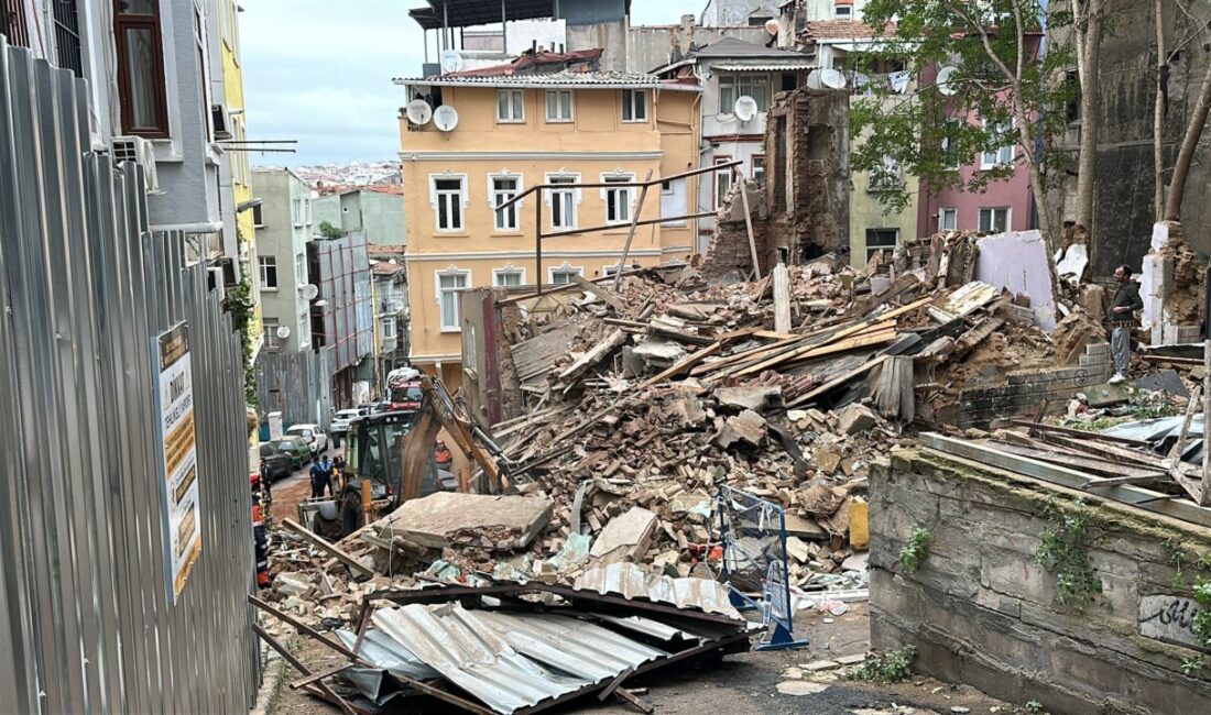 Beyoğlu’nda çöken binanın ardından ortaya çıkan görüntüler dikkat çekti İstanbul Beyoğlu’nda gece saatlerinde çöken 5 katlı metruk bina, bitişiğindeki