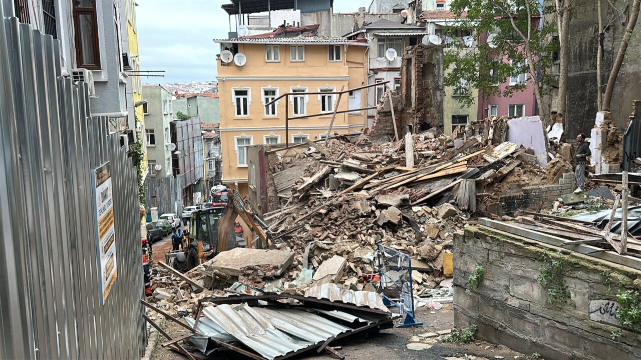 İstanbul Beyoğlu’nda gece saatlerinde çöken 5 katlı metruk bina, bitişiğindeki