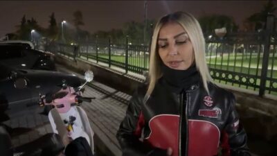 Bursa’da motosikletiyle ilerlerken yardım teklifini reddeden kadın sürücü, yaklaşık 2