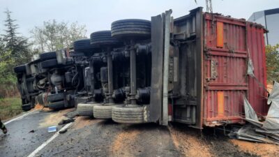 Muratlı’da kepek yüklü tırın devrilmesi sonucu sürücü yaralandı, yola saçılan