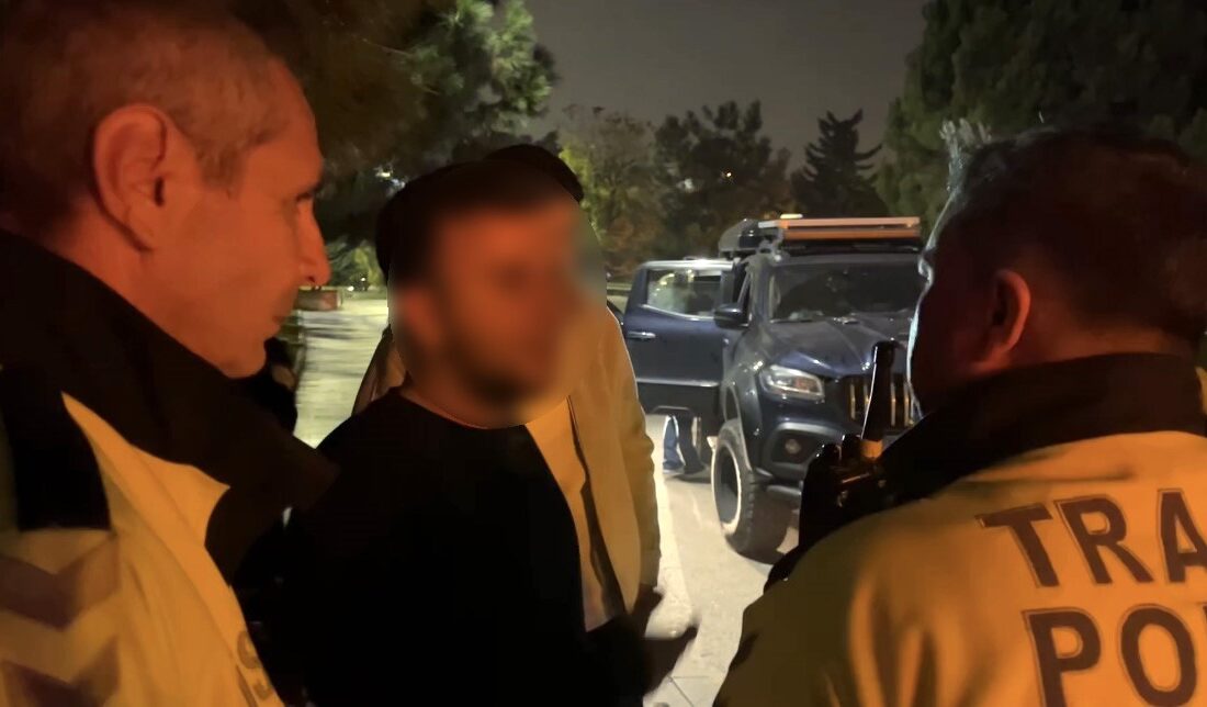 Bursa’da sürücünün alkolmetre savunması dikkat çekti Osmangazi’de trafik uygulamasında 0,83 promil alkollü çıkan sürücü, ölçümün hatalı