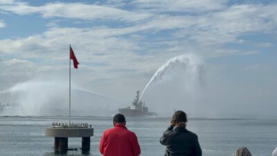 Bursa’nın Gemlik ilçesinde Cumhuriyet Bayramı kutlamaları kapsamında düzenlenen deniz gösterisi,
