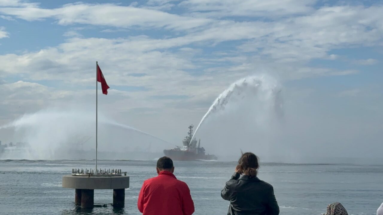 Bursa’nın Gemlik ilçesinde Cumhuriyet Bayramı kutlamaları kapsamında düzenlenen deniz gösterisi,