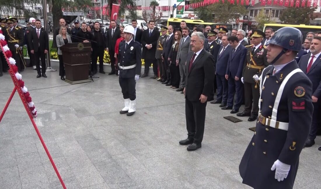 Bursa’da Cumhuriyet Bayramı kutlamaları çelenk töreniyle başladı Cumhuriyet’in 103. yıl dönümü dolayısıyla Bursa’da Heykel’deki Atatürk Anıtı’na