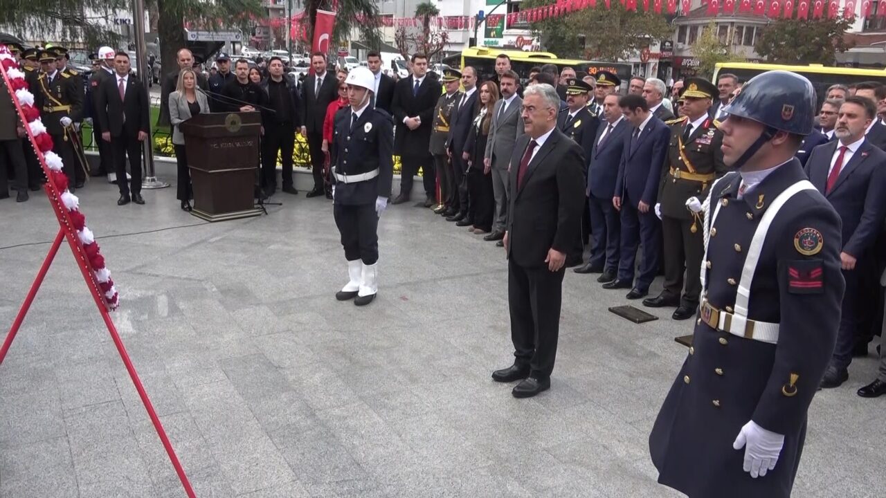  Cumhuriyet’in 103. yıl dönümü dolayısıyla Bursa’da Heykel’deki Atatürk Anıtı’na
