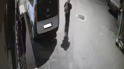 Bursa’nın Gürsu ilçesinde bir evin penceresine kurutulmak üzere asılan kıyafetler,