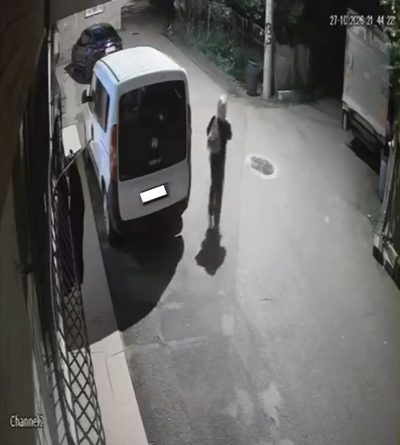 Bursa’nın Gürsu ilçesinde bir evin penceresine kurutulmak üzere asılan kıyafetler,