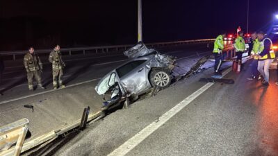 Çanakkale girişinde kontrolden çıkan otomobilin elektrik direğine çarpması sonucu meydana