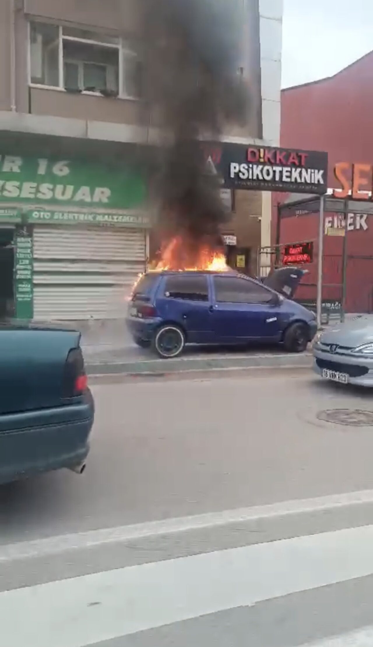 Bursa’nın Yıldırım ilçesinde park halindeki otomobilde çıkan yangın itfaiye ekiplerinin
