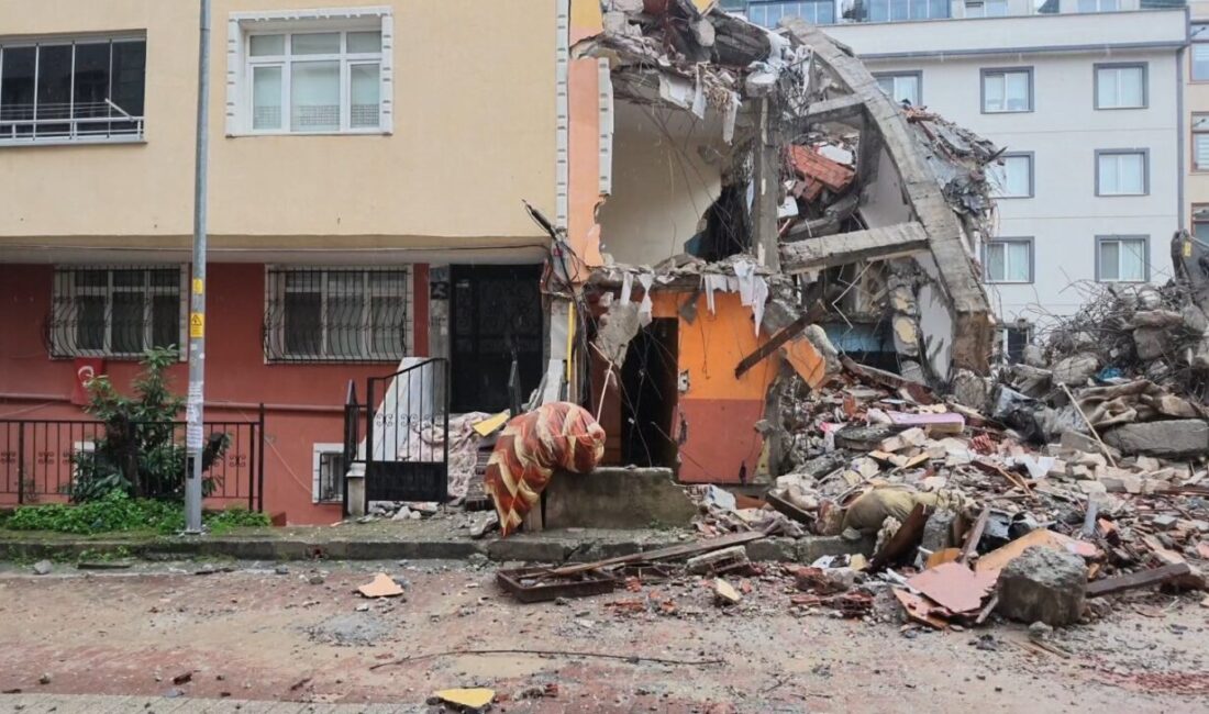 Avcılar’da bina yıkımı faciaya neden oluyordu: Yan evin duvarı çöktü İstanbul Avcılar’da kentsel dönüşüm kapsamında yıkılan 4 katlı bina, bitişiğindeki