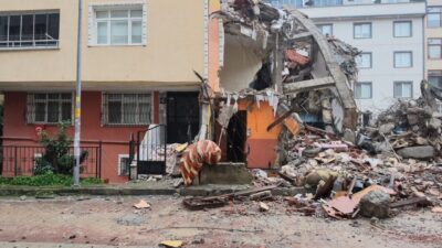 İstanbul Avcılar’da kentsel dönüşüm kapsamında yıkılan 4 katlı bina, bitişiğindeki