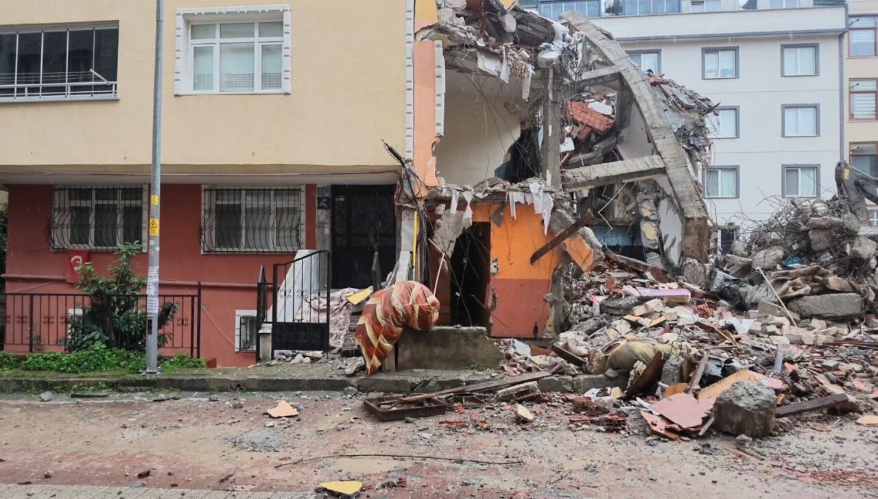 İstanbul Avcılar’da kentsel dönüşüm kapsamında yıkılan 4 katlı bina, bitişiğindeki
