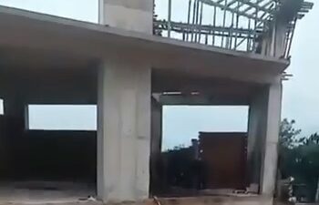 Bursa’nın Kestel ilçesindeki sanayi bölgesinde bulunan inşaatta çalışan işçi, henüz