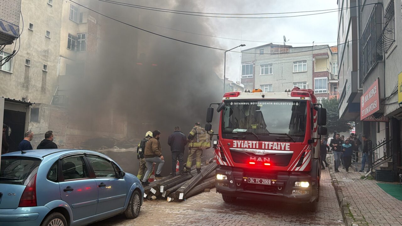 İstanbul Bahçelievler’de bir inşaatın temelindeki izolasyon malzemeleri alev aldı. İtfaiye