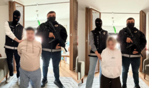 İstanbul’un Sarıyer ilçesinde düzenlenen operasyonda, uluslararası düzeyde aranan iki şüpheli