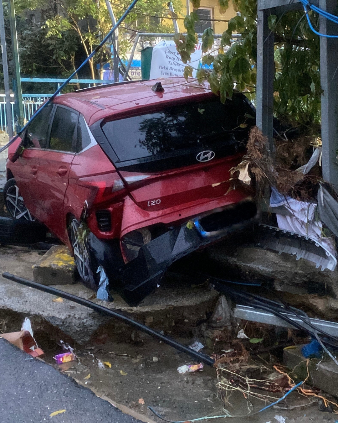 İstanbul’un Sarıyer ilçesine bağlı Ayazağa Mahallesi’nde şiddetli yağış nedeniyle cadde