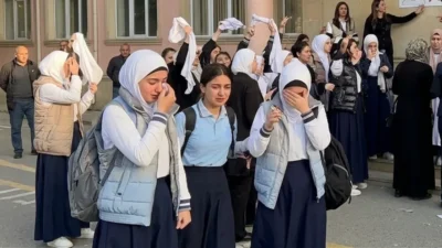 Azerbaycan’da öğretmen ve öğrencilerin kıyafetlerine yönelik yeni düzenlemelerin uygulanmasıyla başörtüsü