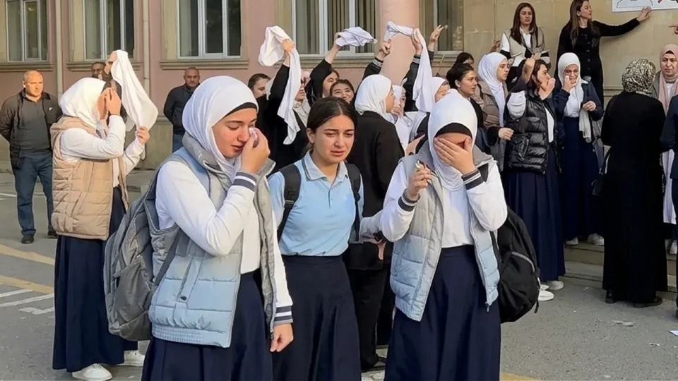 Azerbaycan’da başörtüsü tartışması! Azerbaycan’da öğretmen ve öğrencilerin kıyafetlerine yönelik yeni düzenlemelerin uygulanmasıyla başörtüsü