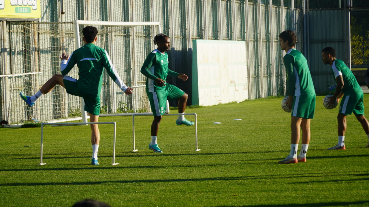 Bursaspor’da sakatlığı nedeniyle tedavi gören Lincoln Henrique, bugün takımla birlikte