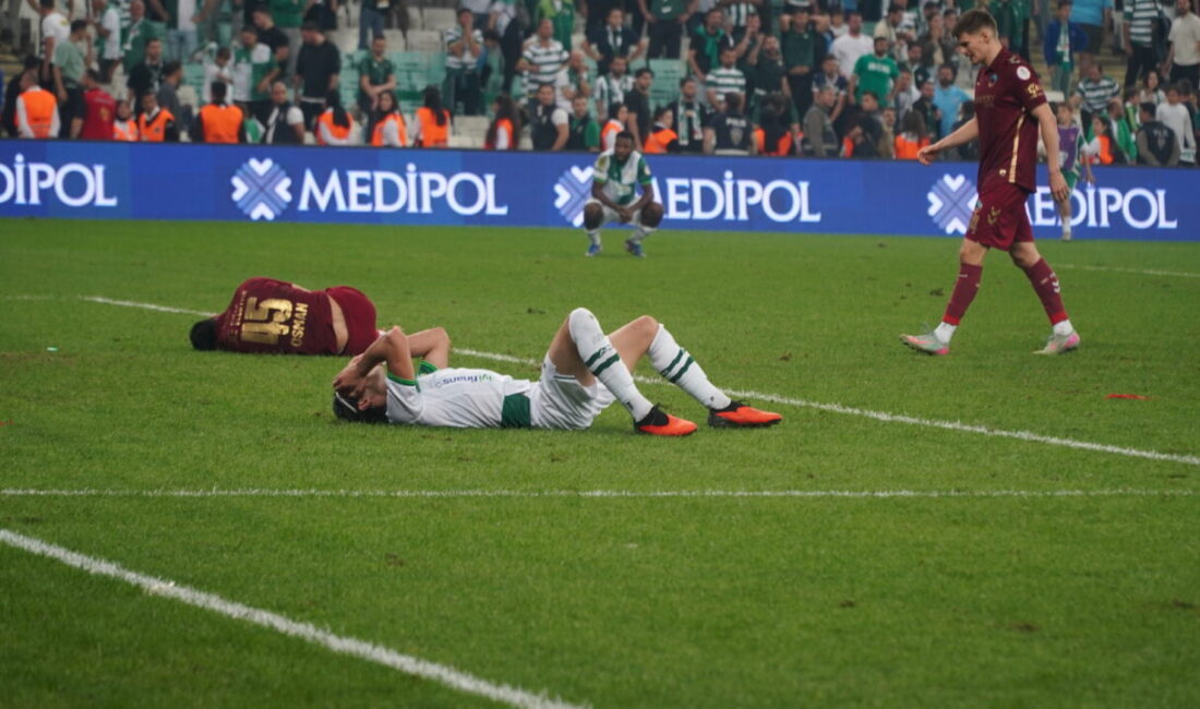 Bursasporlu futbolcuların yüzlerine yansıyan üzüntü Bursasporlu futbolcuların üzgün anlarını gösteren fotoğraflar, yeşil-beyazlı takımın mücadelesini ve
