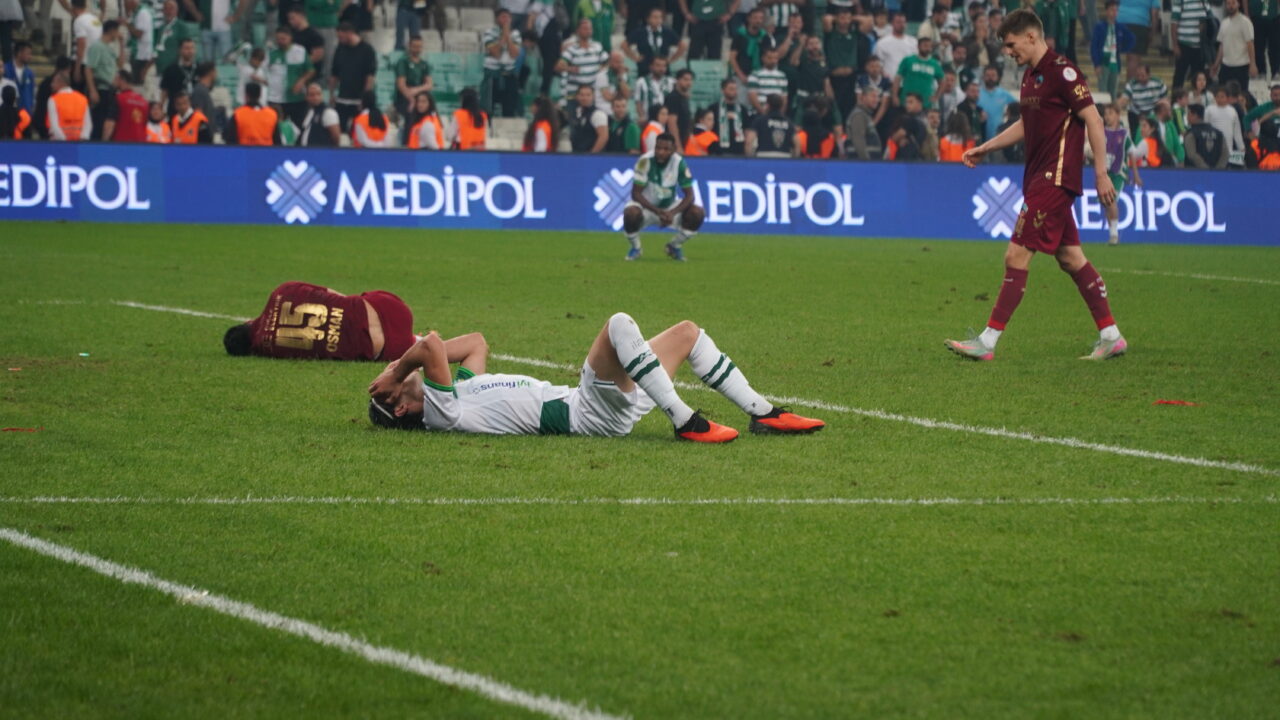Bursasporlu futbolcuların üzgün anlarını gösteren fotoğraflar, yeşil-beyazlı takımın mücadelesini ve