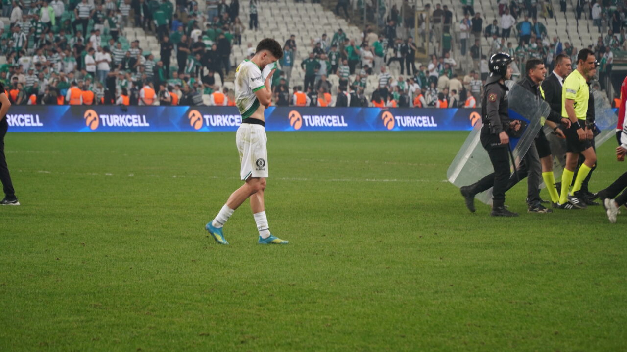 Bursasporlu futbolcuların yüzlerine yansıyan üzüntü 2 Bülten Medya -