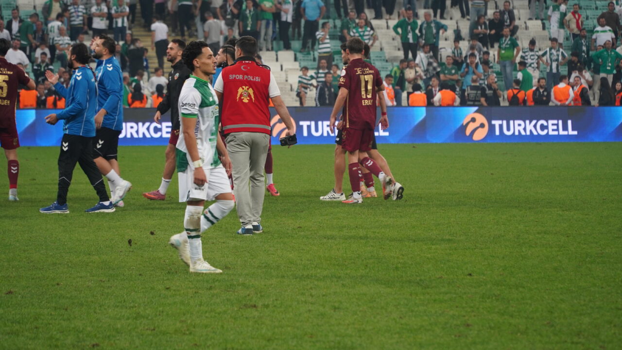 Bursasporlu futbolcuların yüzlerine yansıyan üzüntü 1 Bülten Medya -