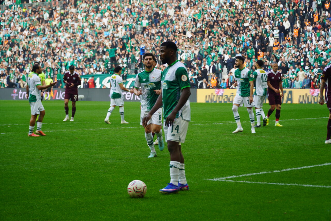 Bursaspor, Bandırmaspor’u ilk yarıda bulduğu gollerle 3-0 yendi. Ev sahibi