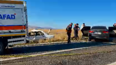 Afyonkarahisar’ın Emirdağ ilçesinde iki otomobilin kafa kafaya çarpışması sonucu 4