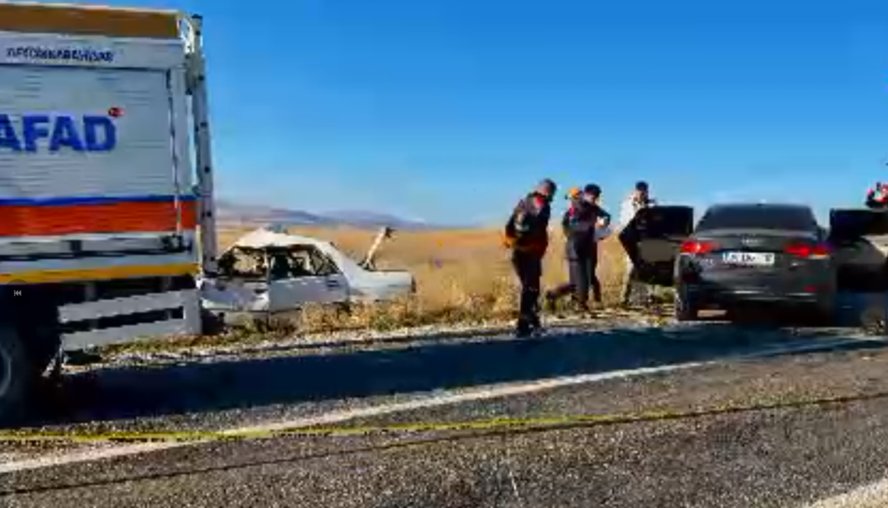 Afyonkarahisar’ın Emirdağ ilçesinde iki otomobilin kafa kafaya çarpışması sonucu 4