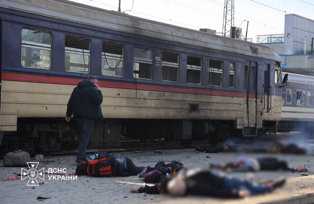 Ukrayna’da tren istasyonuna İHA saldırısı: 15 kişi hayatını kaybetti Ukrayna'nın Dnipro kentindeki tren istasyonuna düzenlenen İHA saldırısında hayatını kaybedenlerin