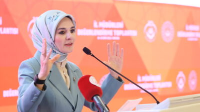 Aile ve Sosyal Hizmetler Bakanı Mahinur Özdemir Göktaş, çocuk, yaşlı