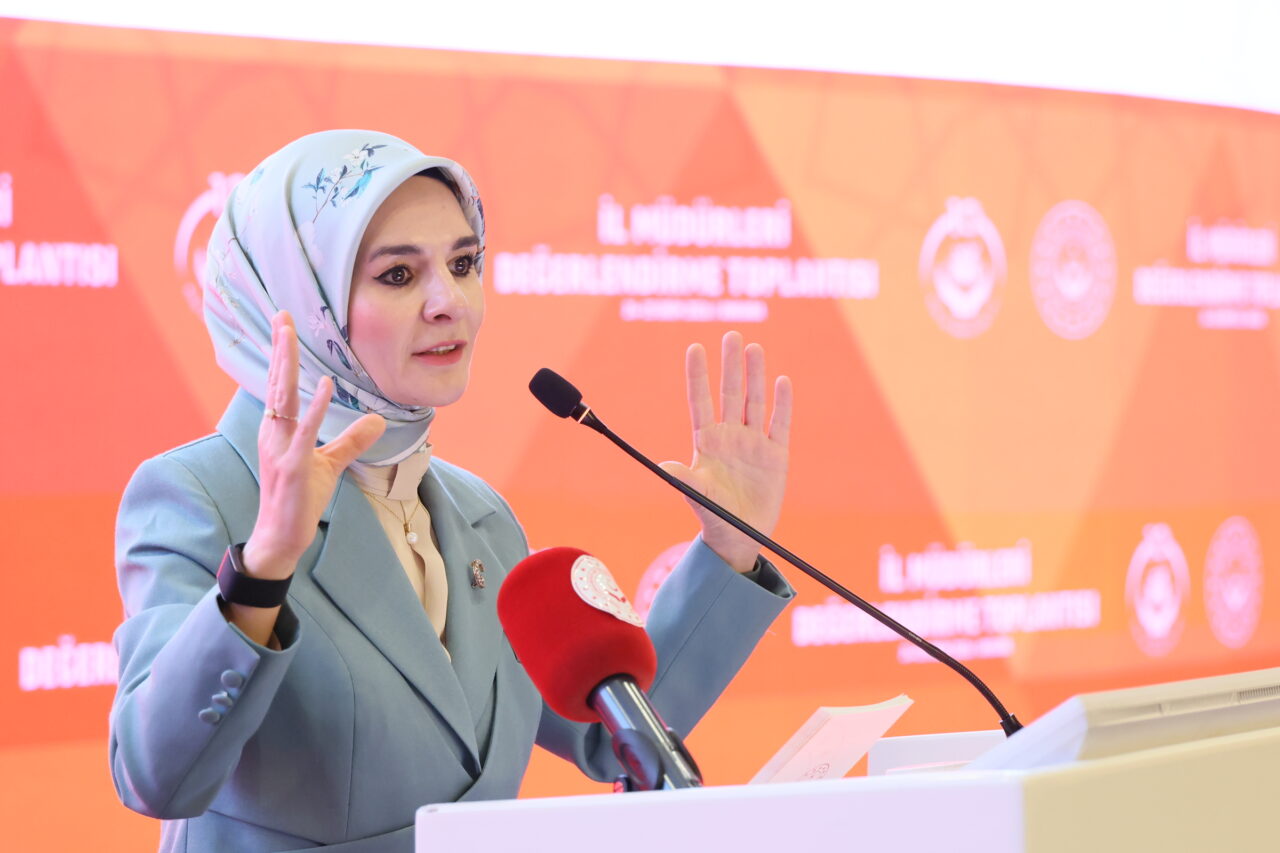 Aile ve Sosyal Hizmetler Bakanı Mahinur Özdemir Göktaş, çocuk, yaşlı