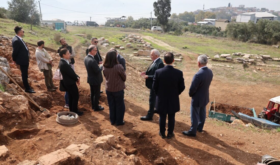 Gölyazı Antik Tiyatrosu turizme kazandırılacak Nilüfer Belediye Başkanı Şadi Özdemir, Gölyazı Tiyatro Alanı’nda incelemelerde bulunarak