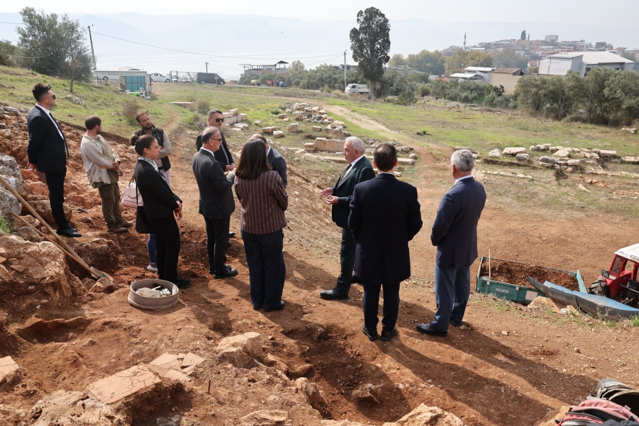 Nilüfer Belediye Başkanı Şadi Özdemir, Gölyazı Tiyatro Alanı’nda incelemelerde bulunarak