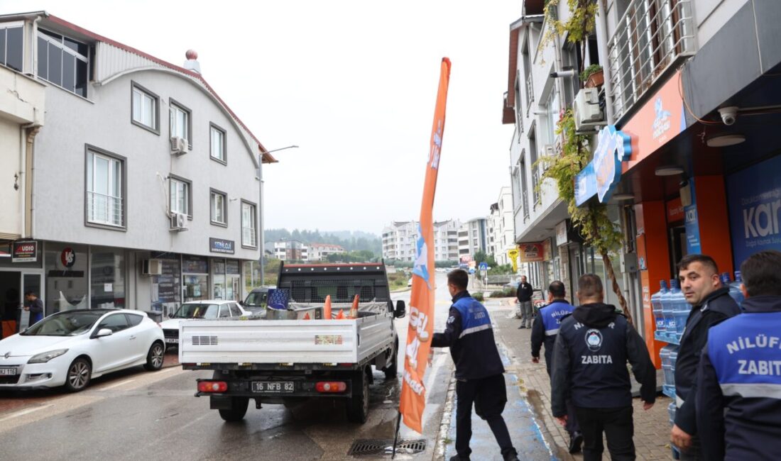 Nilüfer’de kaldırımları işgal eden tabelalara müdahale Nilüfer Belediyesi ekipleri, yaya, bisiklet ve engelli yollarını kapatan tabela,