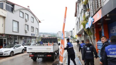 Nilüfer Belediyesi ekipleri, yaya, bisiklet ve engelli yollarını kapatan tabela,