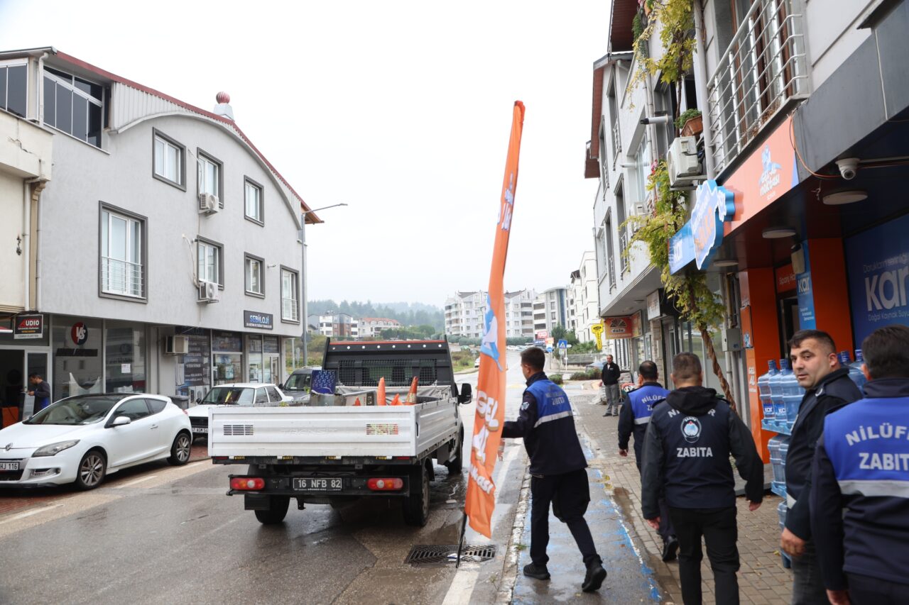 Nilüfer Belediyesi ekipleri, yaya, bisiklet ve engelli yollarını kapatan tabela,
