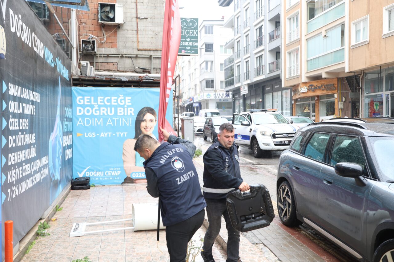 Nilüfer’de kaldırımları işgal eden tabelalara müdahale 1 Bülten Medya -