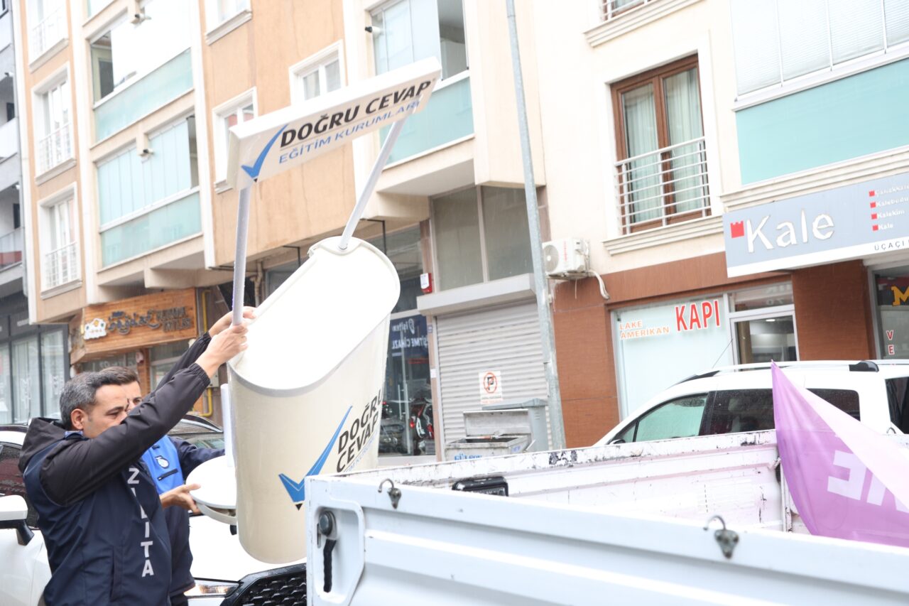 Nilüfer’de kaldırımları işgal eden tabelalara müdahale 2 Bülten Medya -