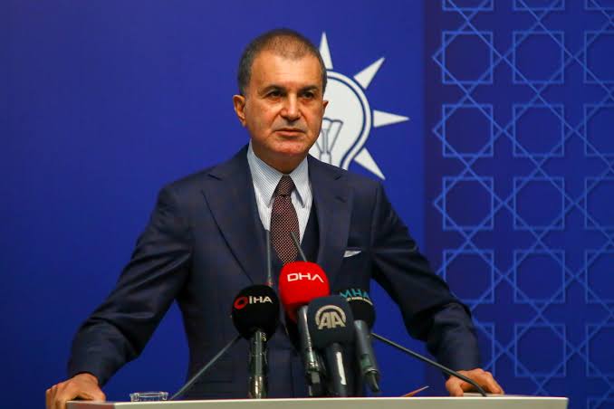 Ömer Çelik’ten Özgür Özel’e yanıt: “Cumhurbaşkanımız kırmızı çizgimizdir” AK Parti Sözcüsü Ömer Çelik, Cumhurbaşkanı Recep Tayyip Erdoğan’a yönelik