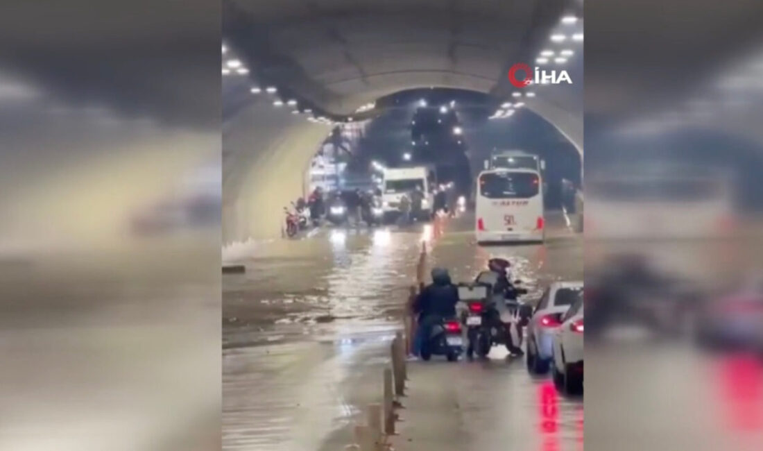İstanbul’un Pendik ilçesinde sağanak nedeniyle suyla dolan alt geçitte bir