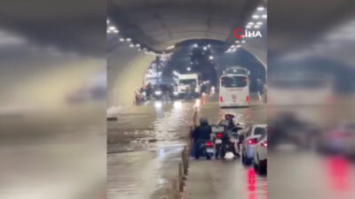 İstanbul’un Pendik ilçesinde sağanak nedeniyle suyla dolan alt geçitte bir